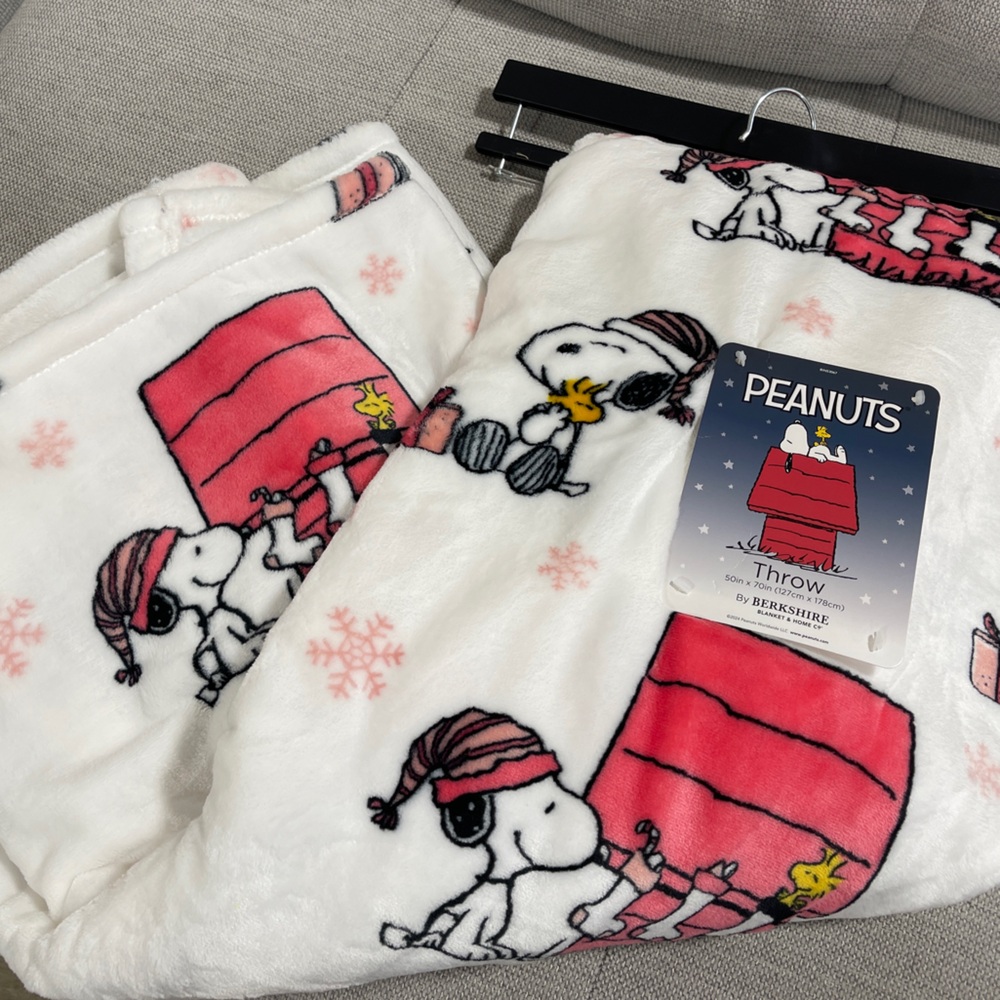 Pink Christmas Snoopy & Woodstock Peanuts Holiday Plush Throw Blanket 50x70 NWT